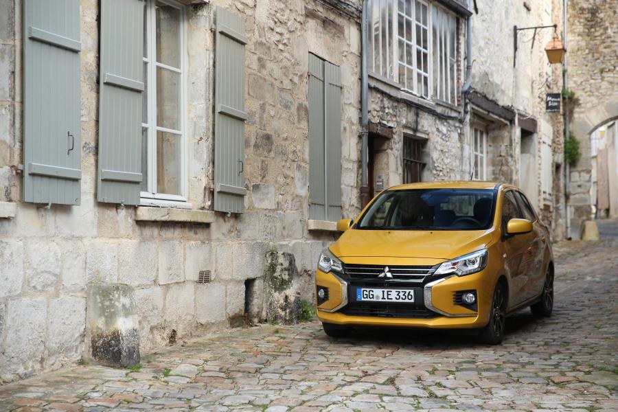  Mitsubishi Space Star 2020 года  (фото 35 из 49)